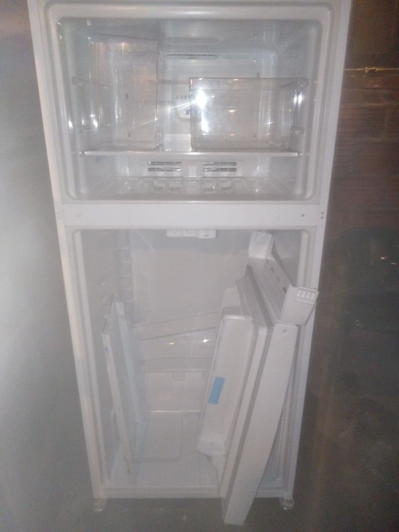 Frigidaire Refrigerator 