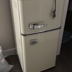 Mini Fridge 3.5 Cu ft
