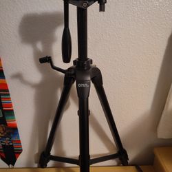 onn. Trípode of 67 Inches
