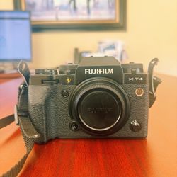 Fuji X-T4 (Battery & charger included)