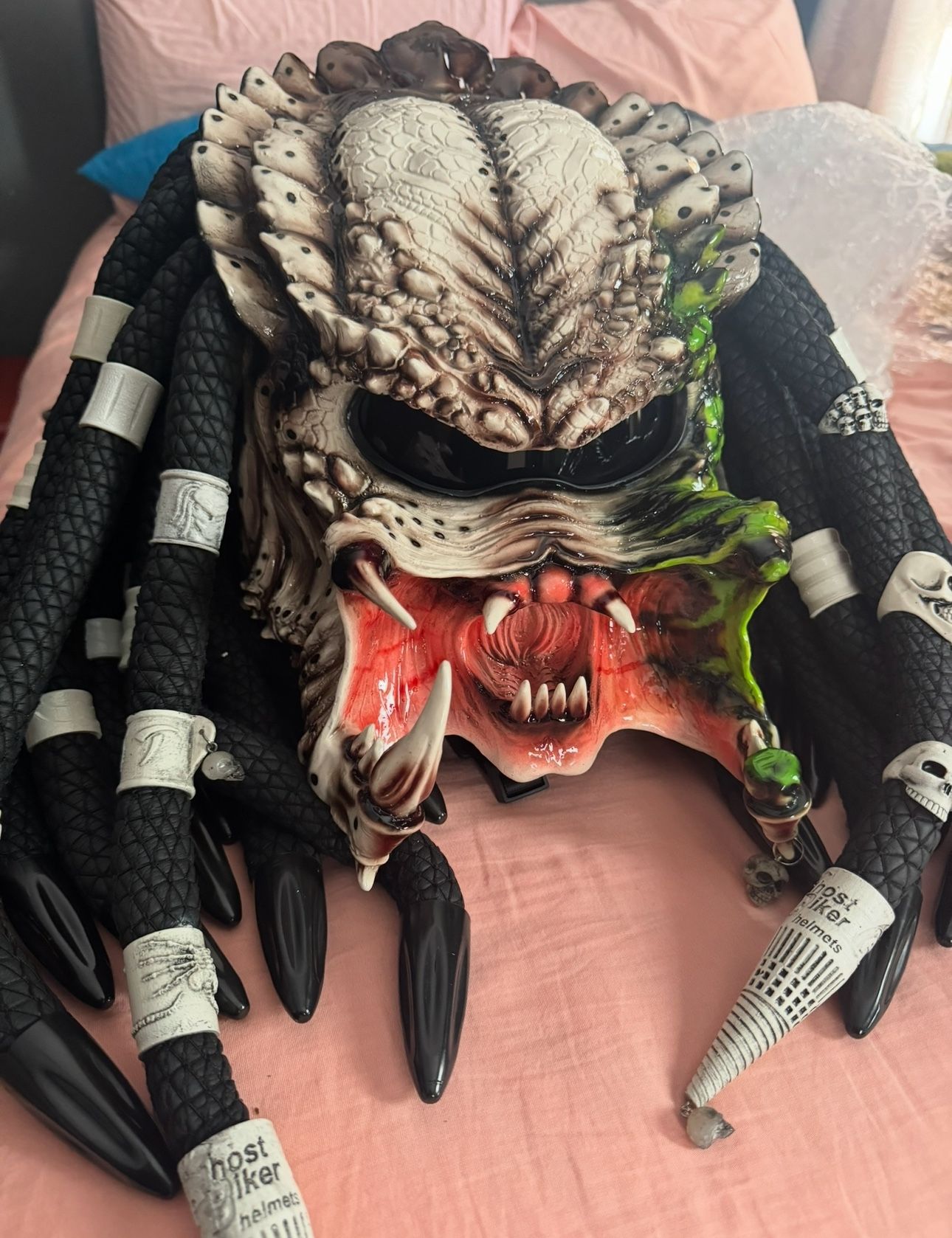 PREDATOR MOTORCYCLE HELMET XL