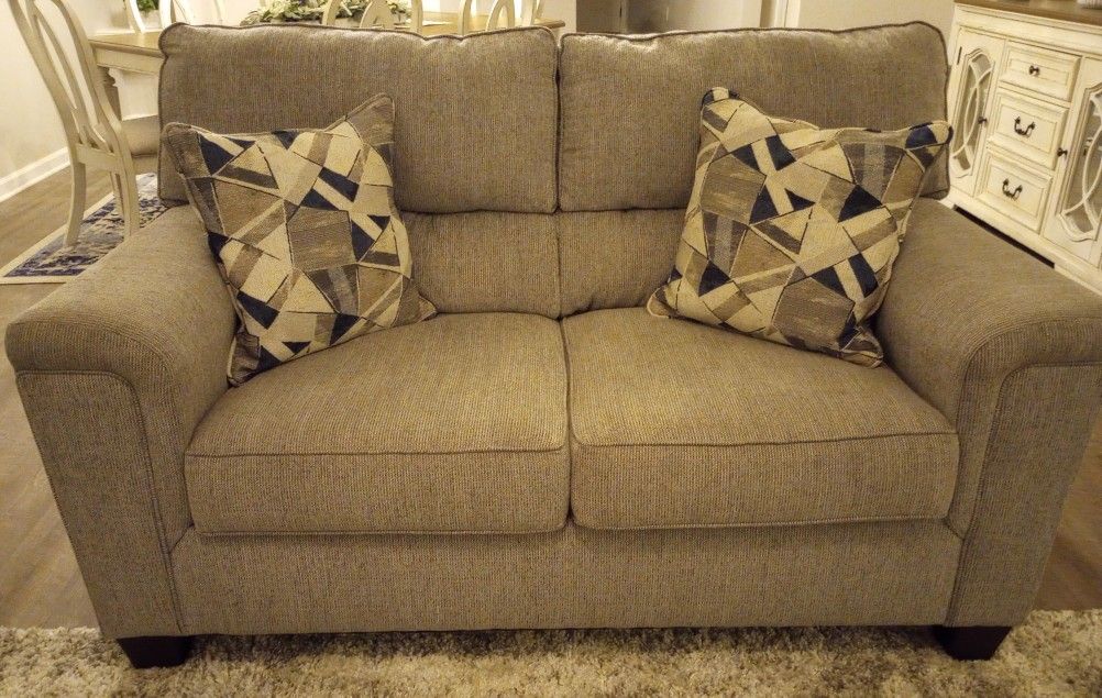 Matching Sofa & Loveseat And 4 Pillows
