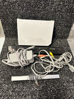 Nintendo Wii White Console RVL-001 w/ Sensor Bar, Power Supply & AV Cable