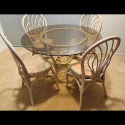 Dining table in good condition, 4 chairs in good condition 