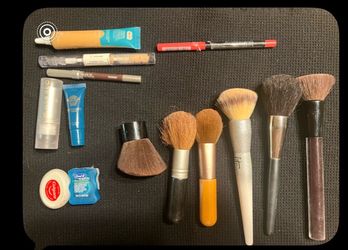 Make up and brushes  ($5 per picture)  • 76034