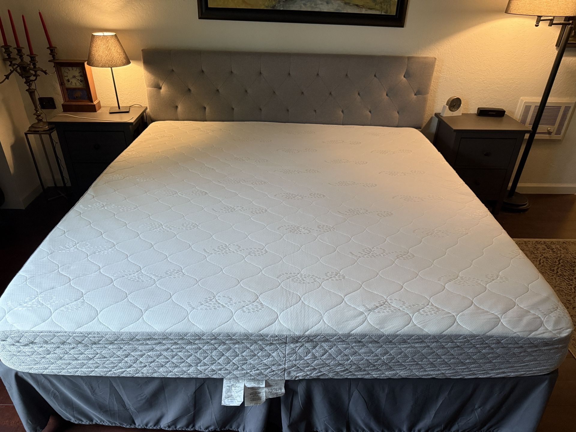 King Size Memory Foam Mattress w/frame 76x80x10