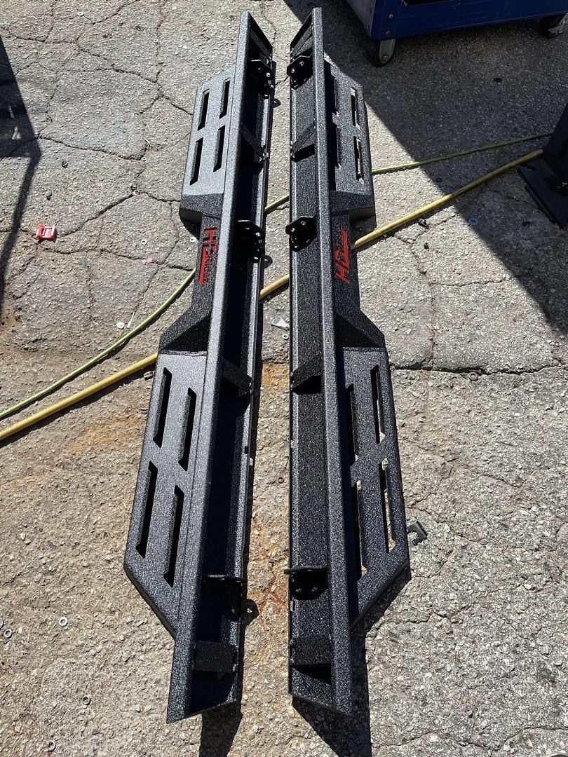 Chevy Colorado 15-23 Off road style textured running boards Extended CAB Chevy Colorado 15-23 Estribos texturizados estilo todoterreno CAB extendida