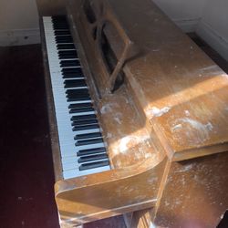 Free Piano Must Pick Up