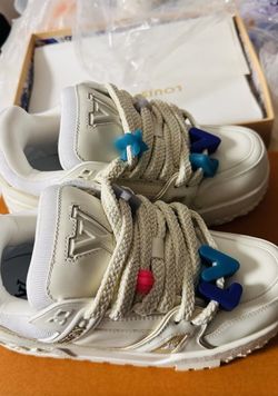 Low-top fashionable canvas shoes designed by Lv with a unique style