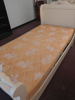 Twin mattress and box spring