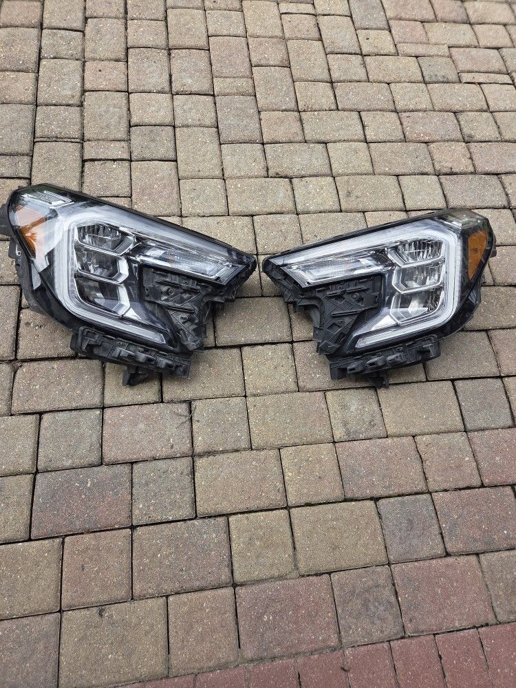 2022-2024 Gmc Terrain Left Drivers And Right Passenger Side Headlight Oem