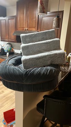 Round Pet Bed and Faux Fur Pet Steps