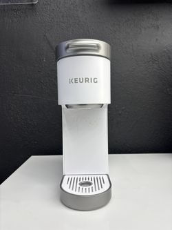 KEURIG COFFEE MACHINE