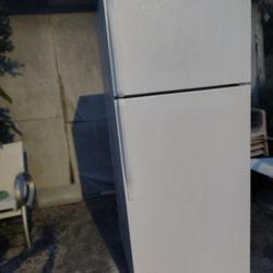 Refrigerator Whirlpool White Date 01 2012  H 66"1/2  W 28" 1/4  D 28" 3/4
