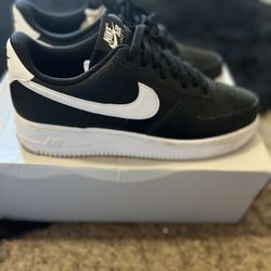 Nike Men's Black and White Air Force 1 Sneakers Size 9