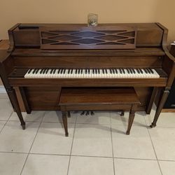 Story and Clark piano 
