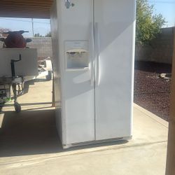 Frigidaire side-by-side refrigerator with a PureSource 3 water filtration s