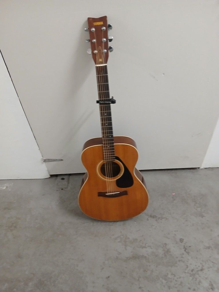 Yamaha Acoustic Guitar