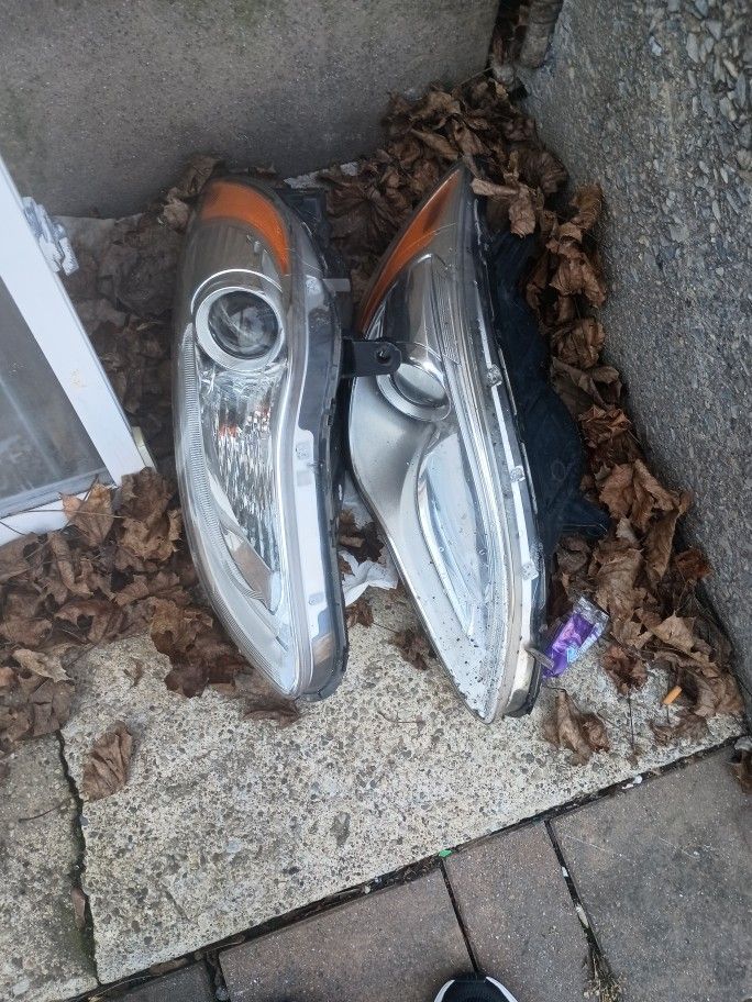 2014 Chrysler 200 Headlights