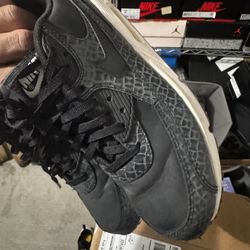 Black Airmax Size 8.5 Women