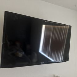 Tv with wall mount + chromecast 