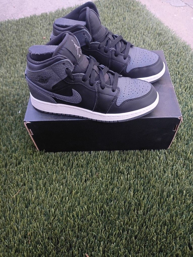 Jordan 1 Retro Mid GS 'Black Dark Grey'. Size 4.5 Youth. Worn Twice.