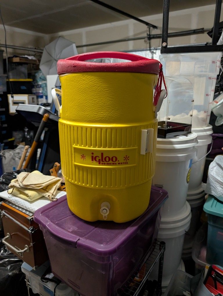 Igloo brand 5 gallon industrial water jug