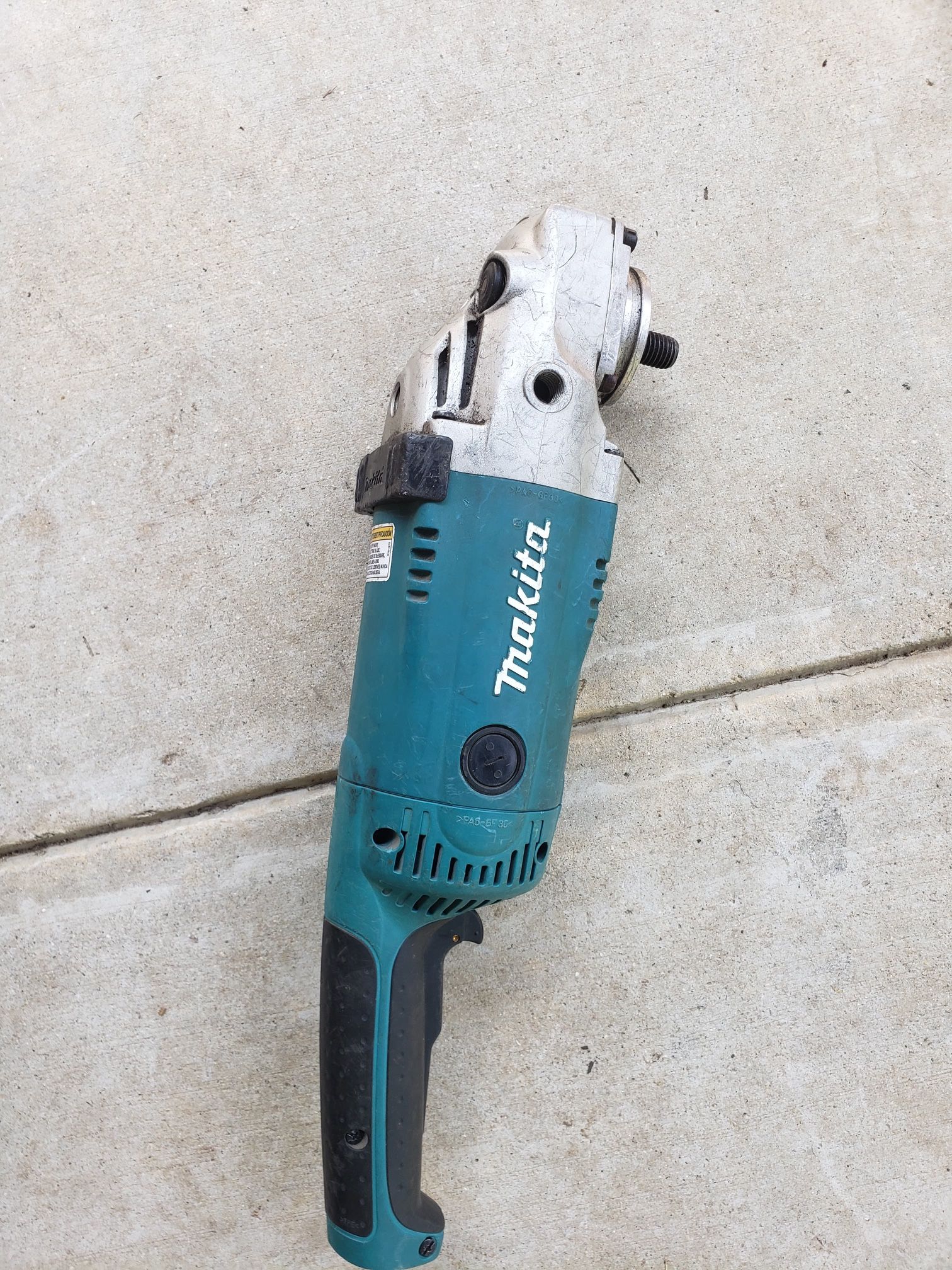 Makita Ga7021 15 Amp 7” Heavy Duty grinder for parts or repair see pics