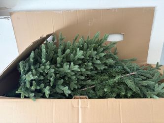 Costco 7.5 ft Pre-lit Christmas Tree