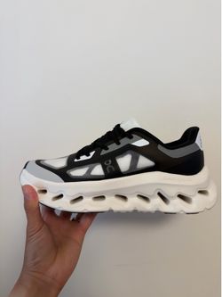 On Running shoes black/white cloud
