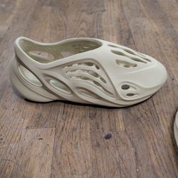 Used Like New Foam Runners Size 9