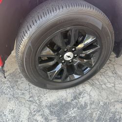 Chevy silverado Tires And Rims Like New 275/55R20