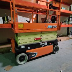 Scissor Lift.. Excellent Condition 