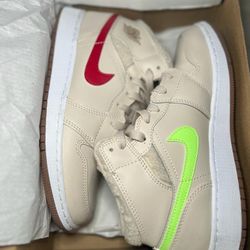 Jordan 1 Mid Men’s / Size 6