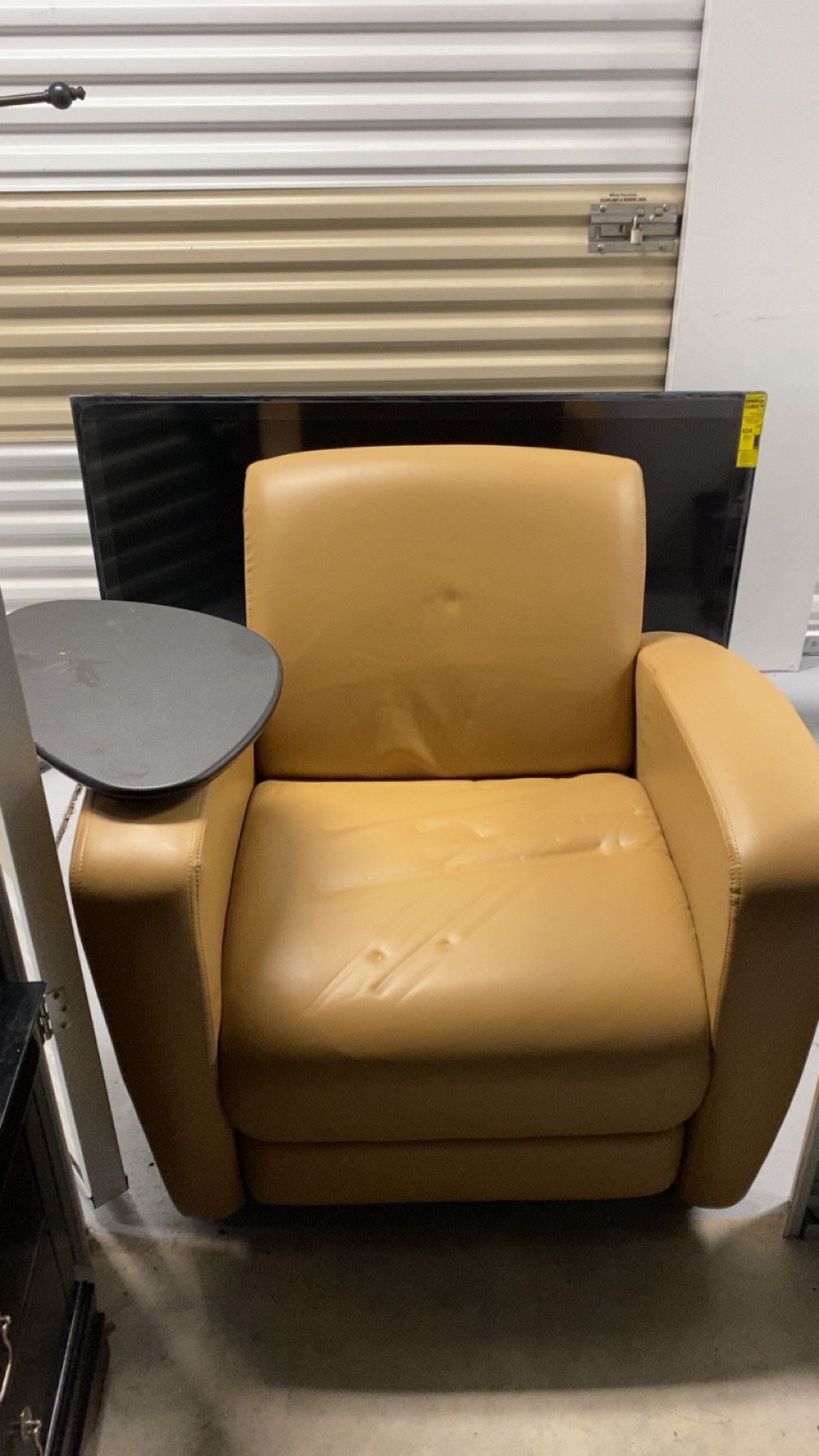 Sitting Sofa And Lamp