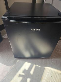 1.7 cu ft mini fridge