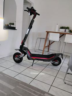 Scooter Navee xt5 pro reg $1500 sale $750 firm.