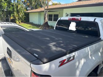 LUND Truck Bed Cover - Soft Tri-Fold - Chevy Colorado 2nd Generation 2015-22