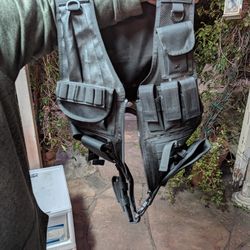 Tactical Utility Vest with Holster & Magazine Pouches – Adjustable, Black