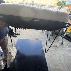 A cat bed that is attached to glass  Una camita de gato Que va pegada à la pared