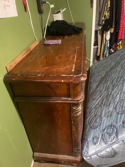 Wooden dresser, no broken parts . 9 drawers and a middle wide compartment that holds a lot of clothes. Some scuffs from normal wear. Still a lot of l