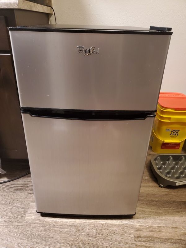 Whirlpool Mini Fridge for Sale in Bellflower, CA - OfferUp