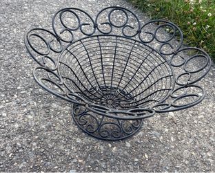 Vintage Wrought Iron Scrollwork Pedestal Fruit Basket/ planter . Read description 1st