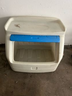 Used little tikes toy box big one works fine needs a little cleaning that’s all no Dilivery no car wood have two pick up