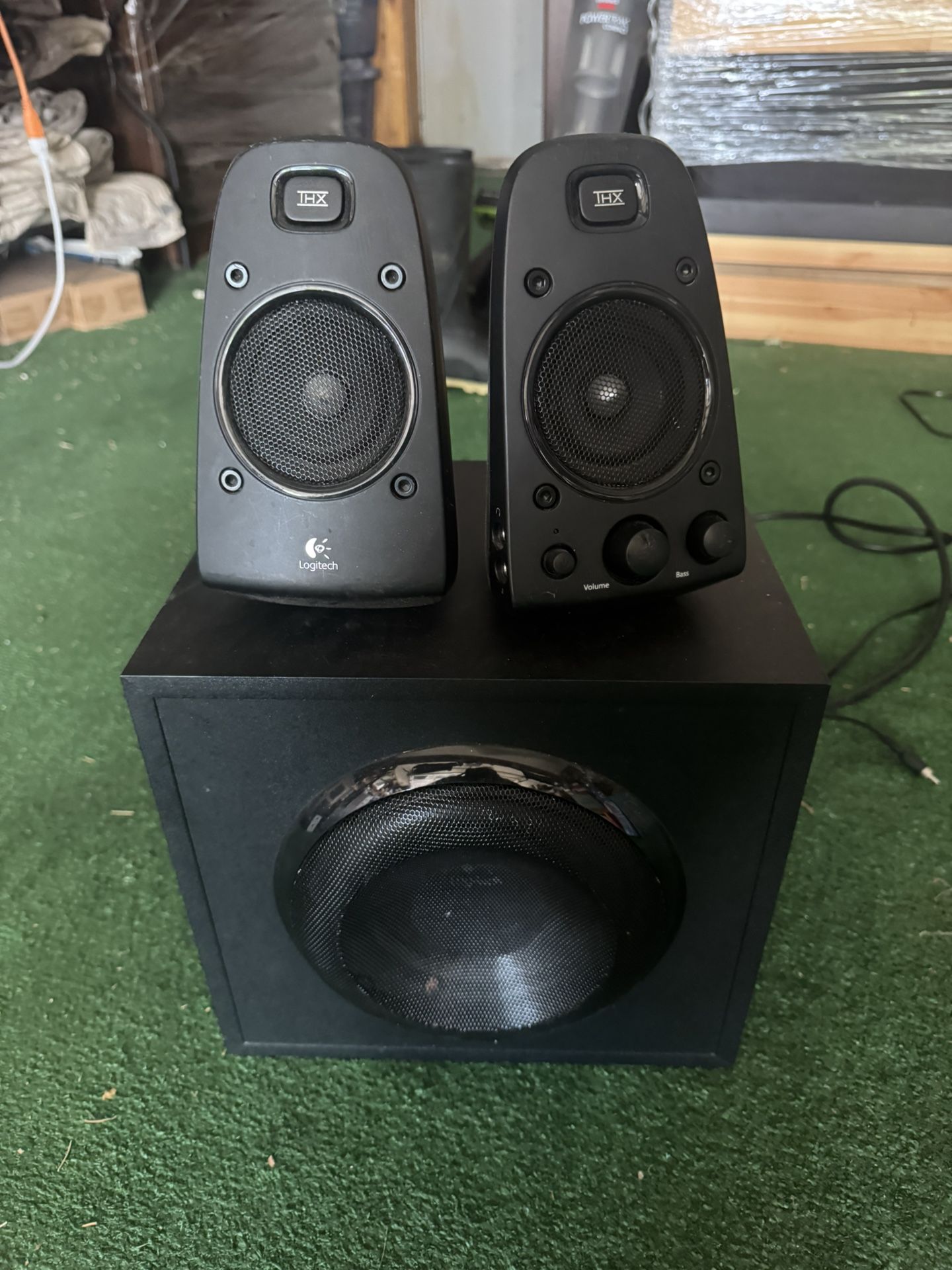 Logitech Z625 Powerful THX® Certified 2.1 Speaker System