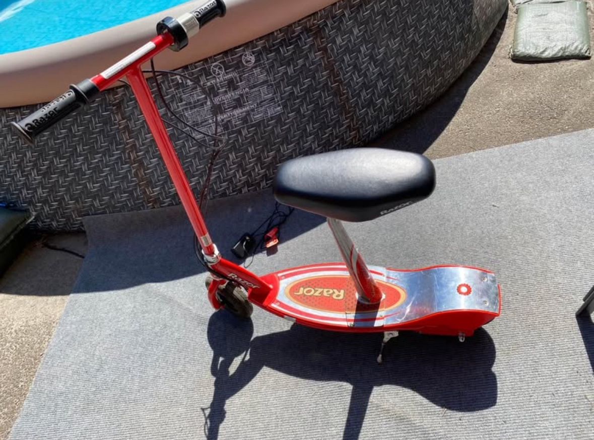 Electric Razor Scooter E200s (seated)