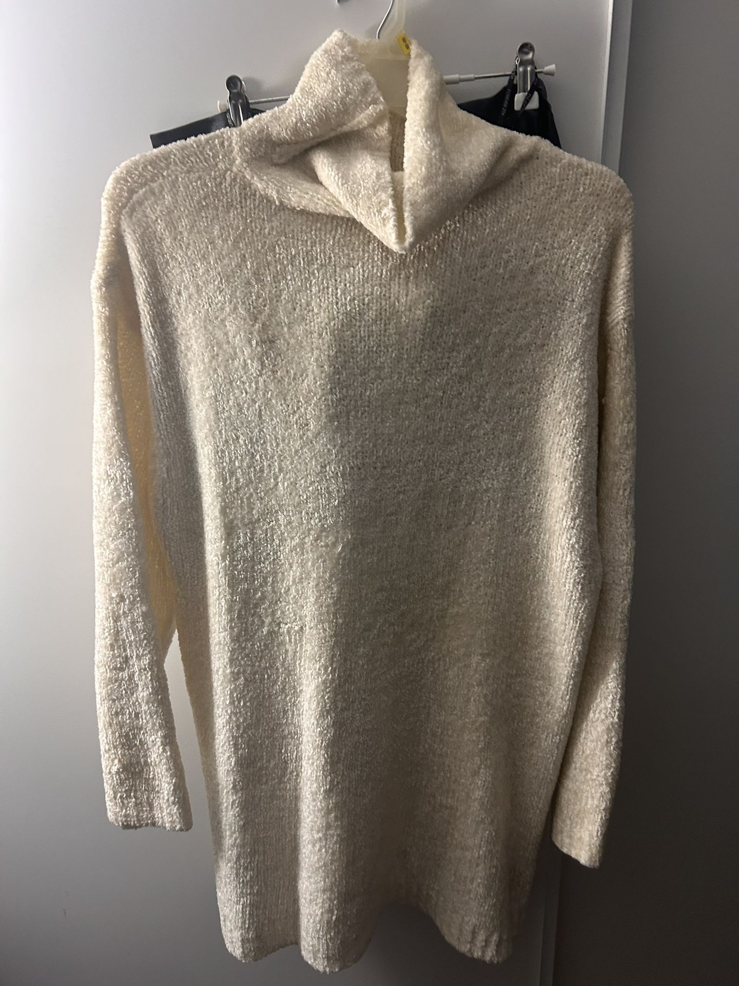 White - Vintage. Turtleneck. Long . Super Soft