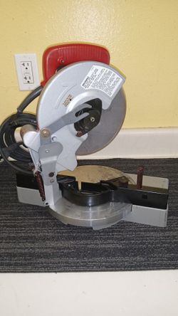 Makita M 242  8 1/4 Electric Compound Miter Saw  Compact  In Excellent Condition 