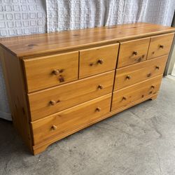 6- Drawer Dresser !!! 16” D 29” H 60” W 