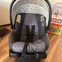 Graco infant car seat and base 